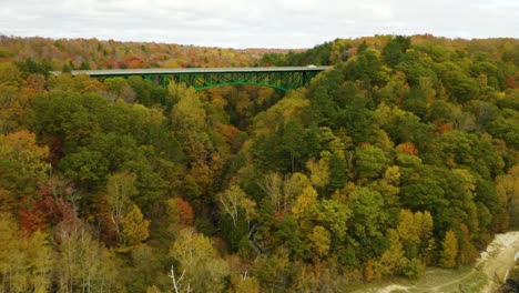 Empuje-Aéreo-Hacia-El-Puente-Verde-En-La-Península-Superior-De-Michigan