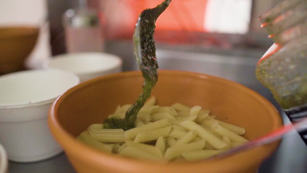 Serving  delicious salsa in the noodles slowly