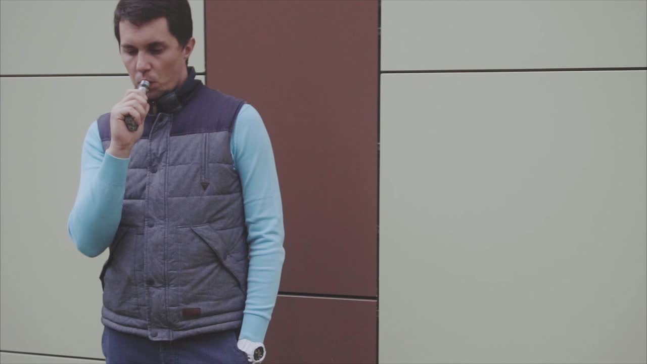 야외에서 담배를 피우는 사람