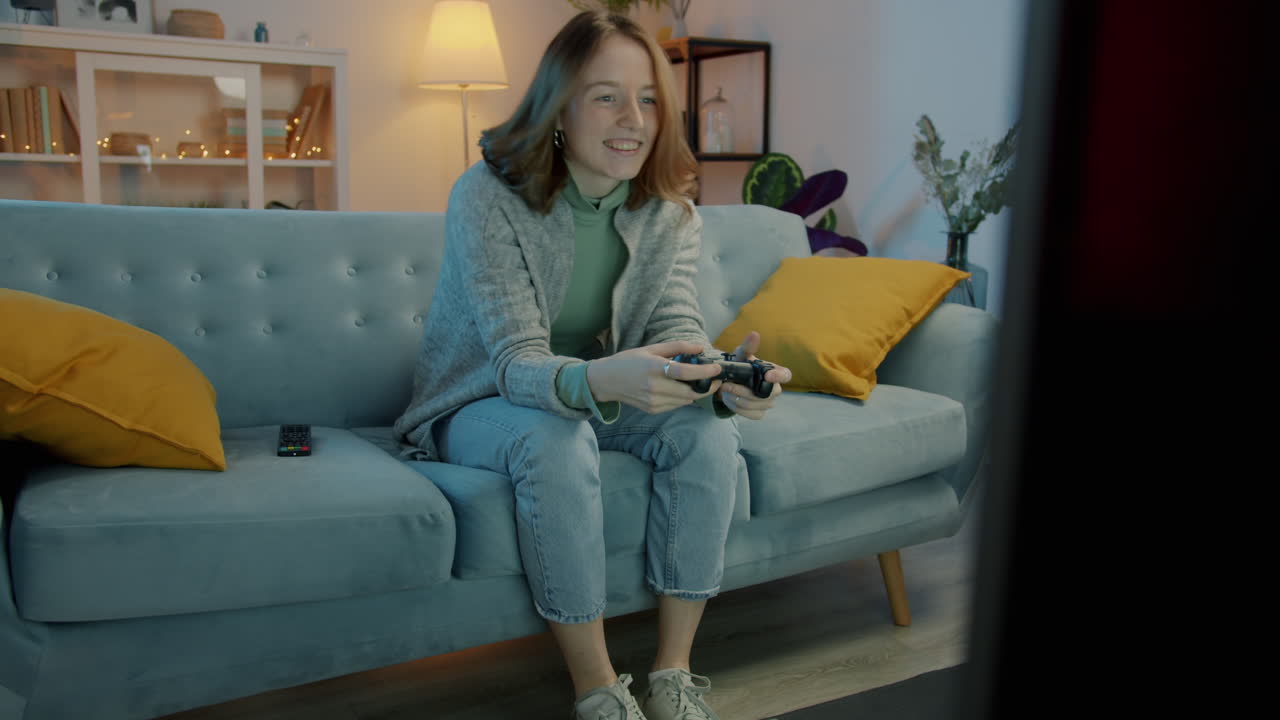 mujer jugando videojuegos en casa