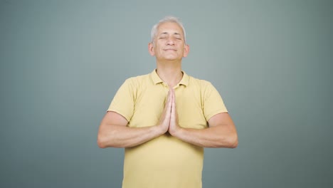 hombre meditando mirando a la cámara.