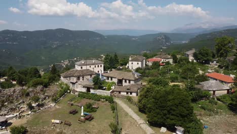 Pequeño-Pueblo-En-La-Montaña