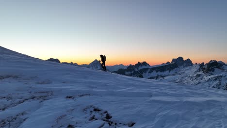 Silhouette-Einer-Person,-Die-Vor-Sonnenaufgang-Einen-Berg-Mit-Himmel-Erklimmt