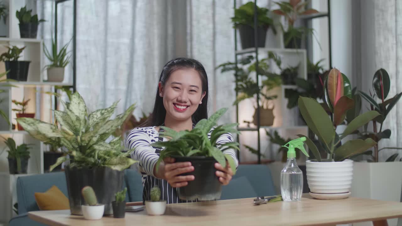 식물 을 들고 있는 여자, 가정 정원 장면
