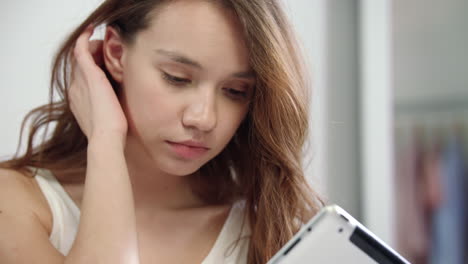 Mujer-Molesta-Sosteniendo-Una-Tableta.-Cara-De-Mujer-Preocupada-Mirando-Tablet-Pc