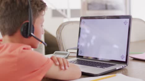 Niño-Caucásico-Feliz-Teniendo-Videollamada-En-La-Computadora-Portátil