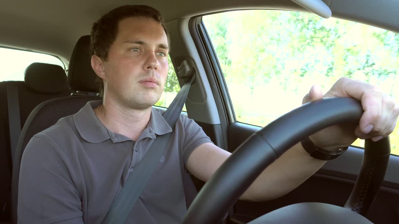 차를 운전하는 남자