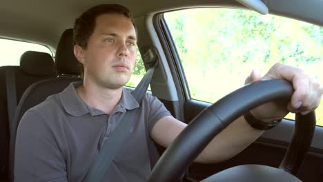hombre conduciendo coche