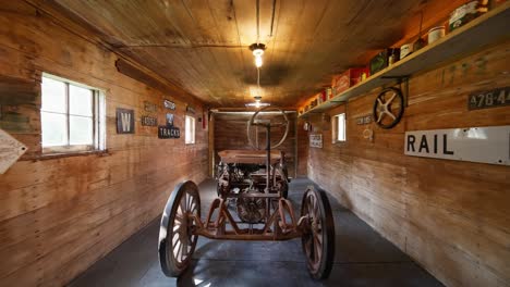 Einschubaufnahme-Eines-Oldtimer-Traktors-In-Der-Scheune-Einer-Garage-Mit-Alten-Erinnerungsstücken-An-Den-Wänden