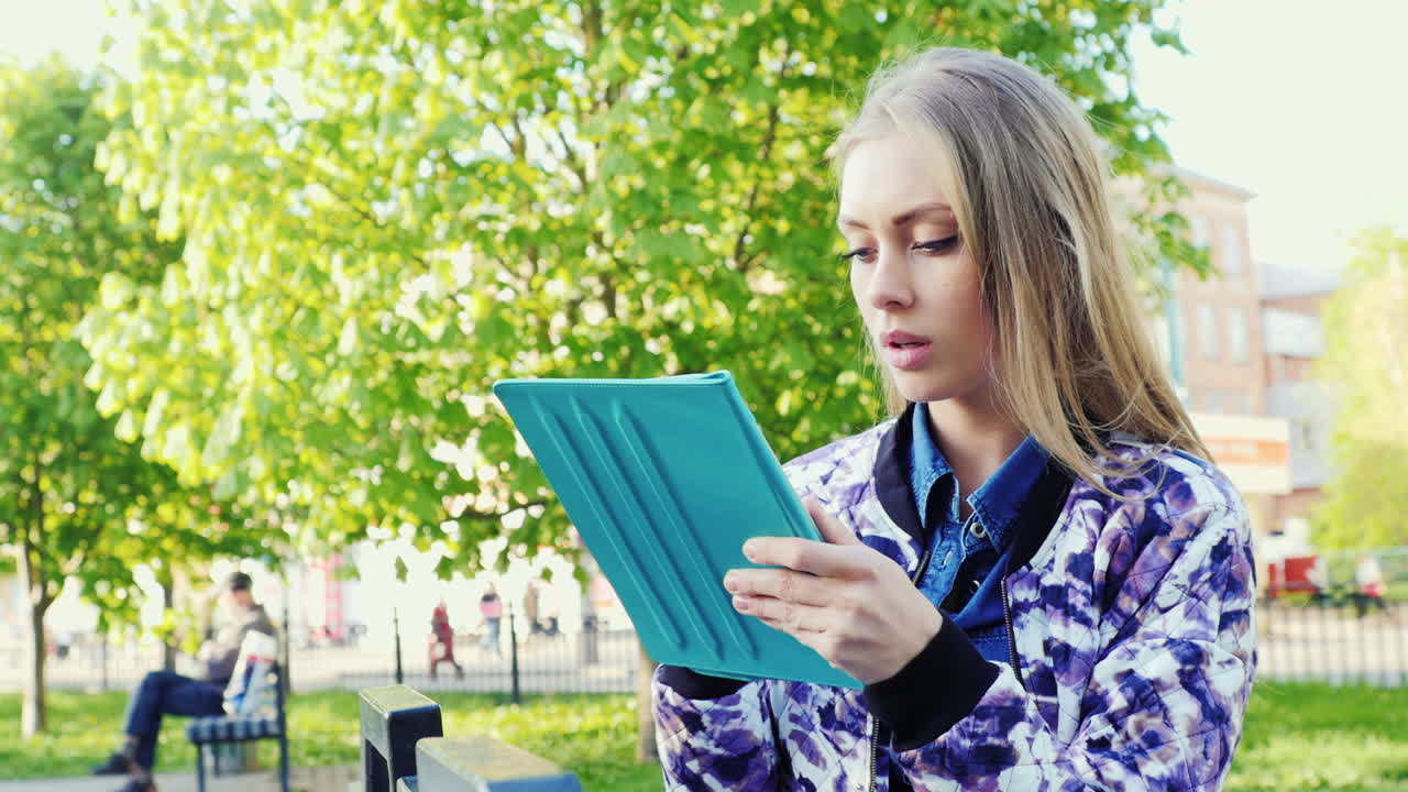 mujer atractiva caminando por la ciudad disfruta de una tableta prores 422 de 10 bits