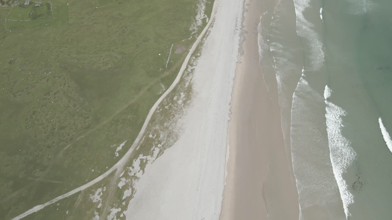 длинный участок песчаного побережья с спокойной деревней на пляже килл на острове ахилл, графство майо, ирландия