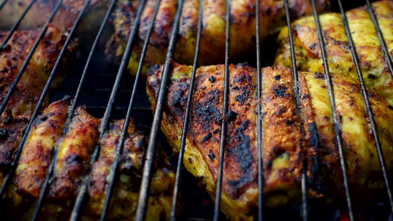 carne de pollo en una parrilla de barbacoa
