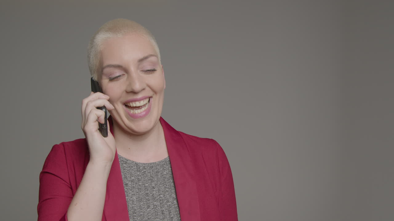 modelo femenino hablando por teléfono inteligente durante el retrato de estudio 05
