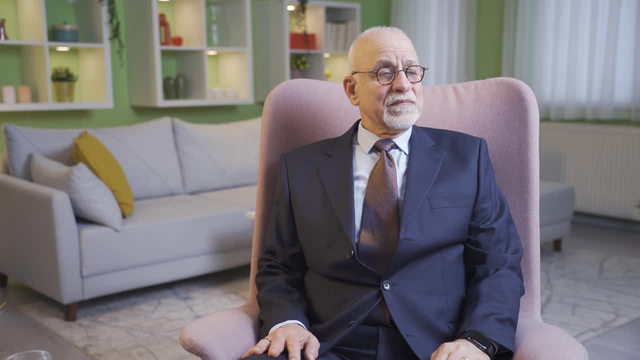 mientras el anciano solitario mira a su alrededor con ojos de anhelo, su nieto llega y es feliz.