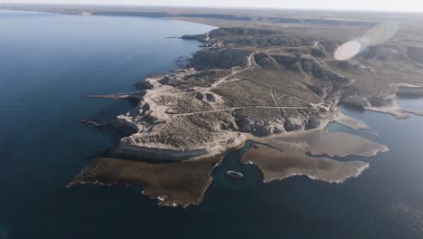 Una-Vista-Panorámica-Del-Paisaje-Patagónico-Rodeado-Por-Las-Tranquilas-Aguas-Azules-En-Argentina,-Sudamérica