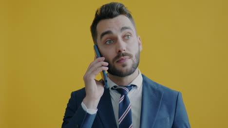 hombre de negocios en una llamada telefónica