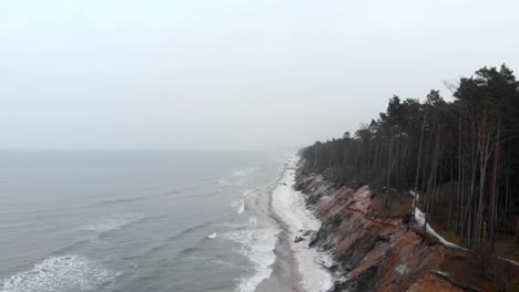 toma aérea de la playa de arena en ustka en invierno