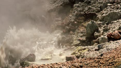 Líquido-Geotérmico-Hirviendo-Burbujeando-Sobre-Rocas,-Cerrar