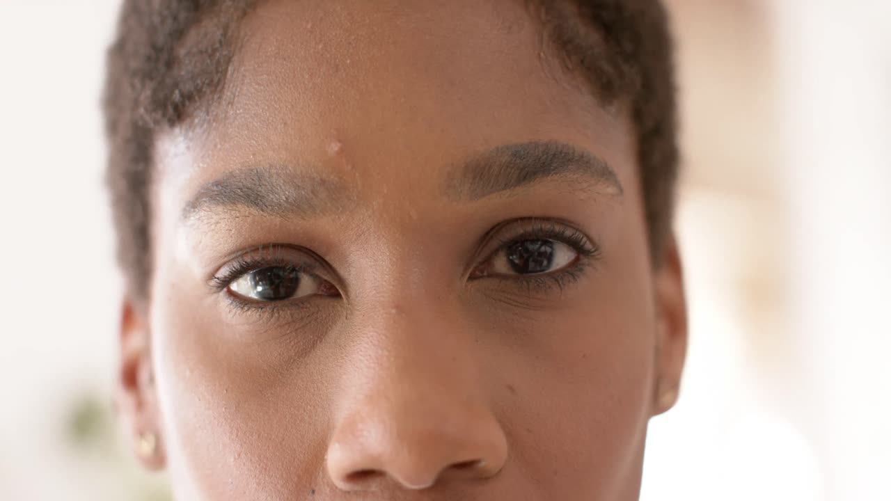 retrato de una feliz mujer de negocios afroamericana en la oficina creativa en cámara lenta