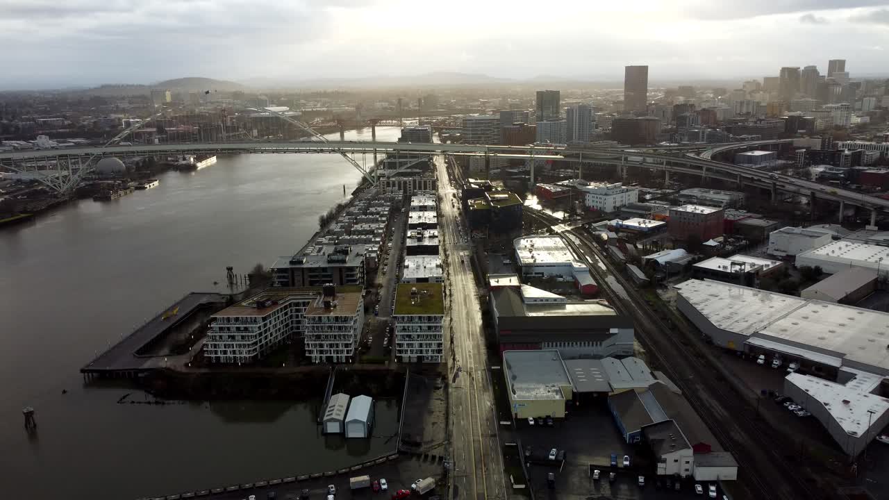 USA, OR, Portland, Porto Industriale Nord-Ovest, 2024-12-26 - Veduta con drone del Porto di Portland presso il Porto Industriale Nord-Ovest sul fiume Willamette con il Ponte Fremont.