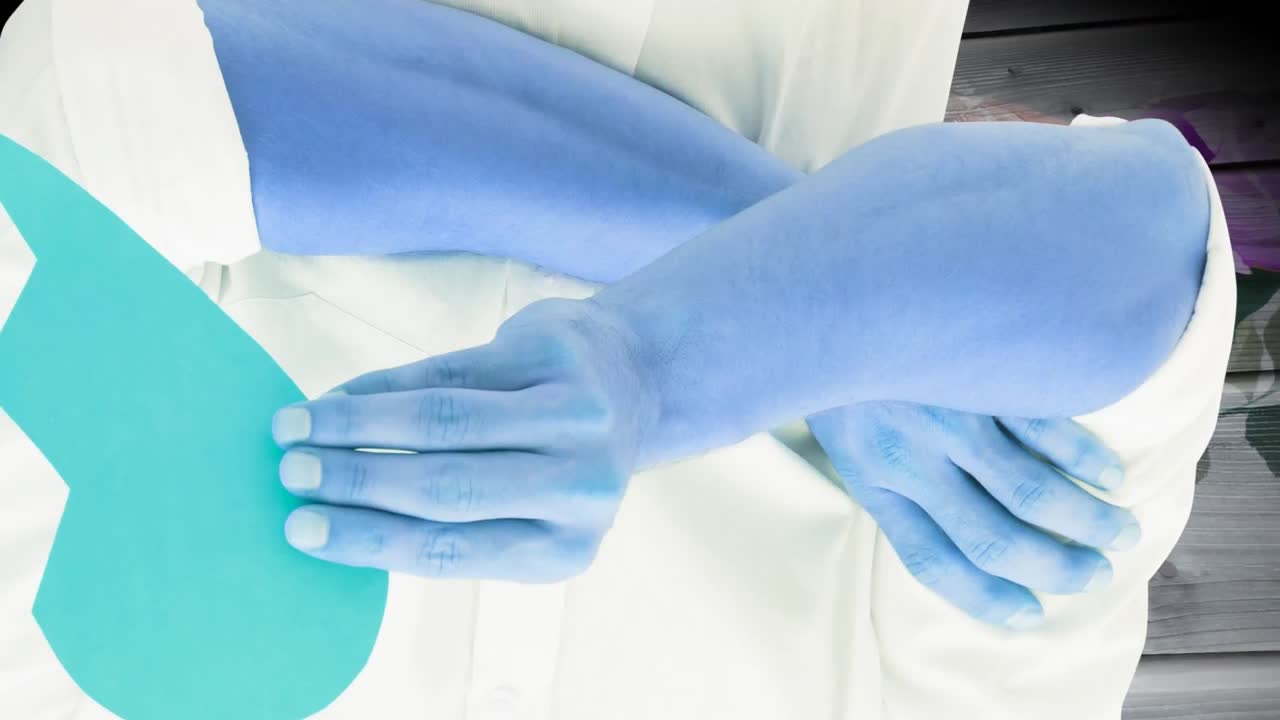 animación de brazos azules con formas sobre una mesa de madera