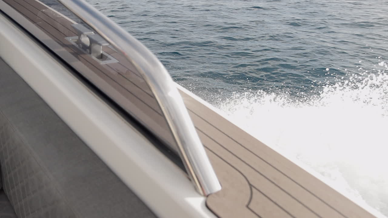 Slow motion del design della barca Van Dutch, con l'acqua a fuoco, Ibiza, Spagna