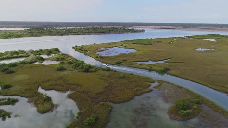 Angetriebenes-Fischerboot,-Das-An-Einem-Sonnigen-Und-Klaren-Tag-über-Den-Matanzas-Fluss-Segelt