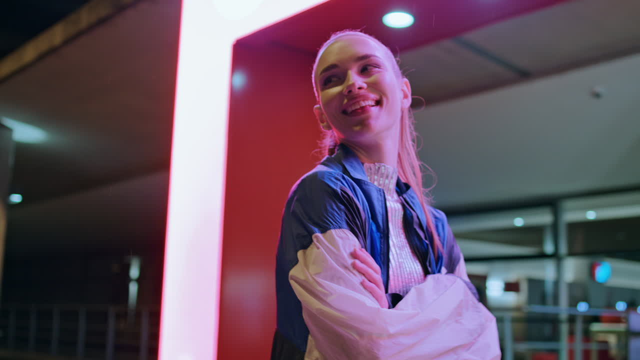 mujer yendo a la calle de la noche sonriendo felizmente cerca. chica se divierten en el paseo de la noche
