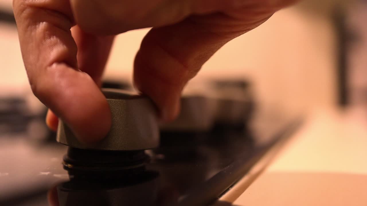 주방 가스 쿠커 컨트롤이 닫힙니다 - 컨트롤 노브를 눌러 스토브 매크로를 켭니다 - 일일 작업 개념