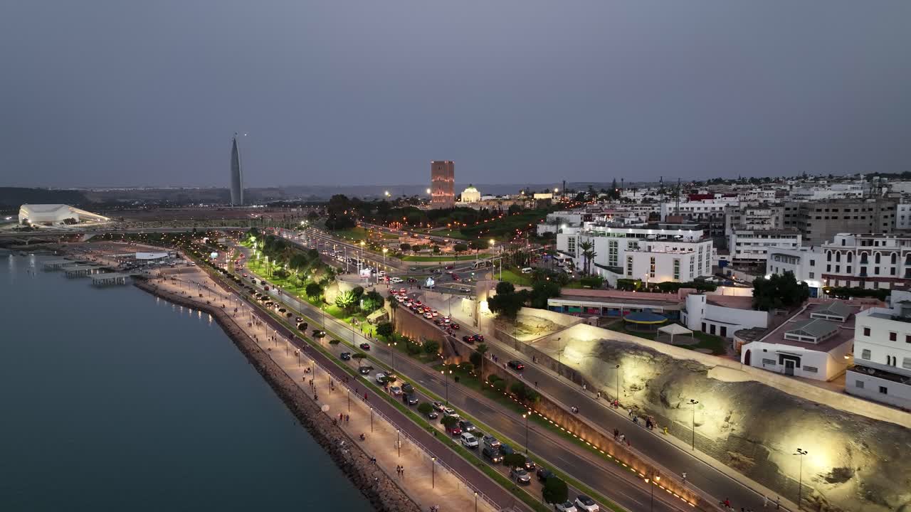 Udforsk Rabat, Lysets By, Marokkos hovedstad. Fra Hassan-tårnet til Kasbah of the Udayas og Atlanterhavskysten blander denne UNESCO-by historie, modernitet og tidløs charme