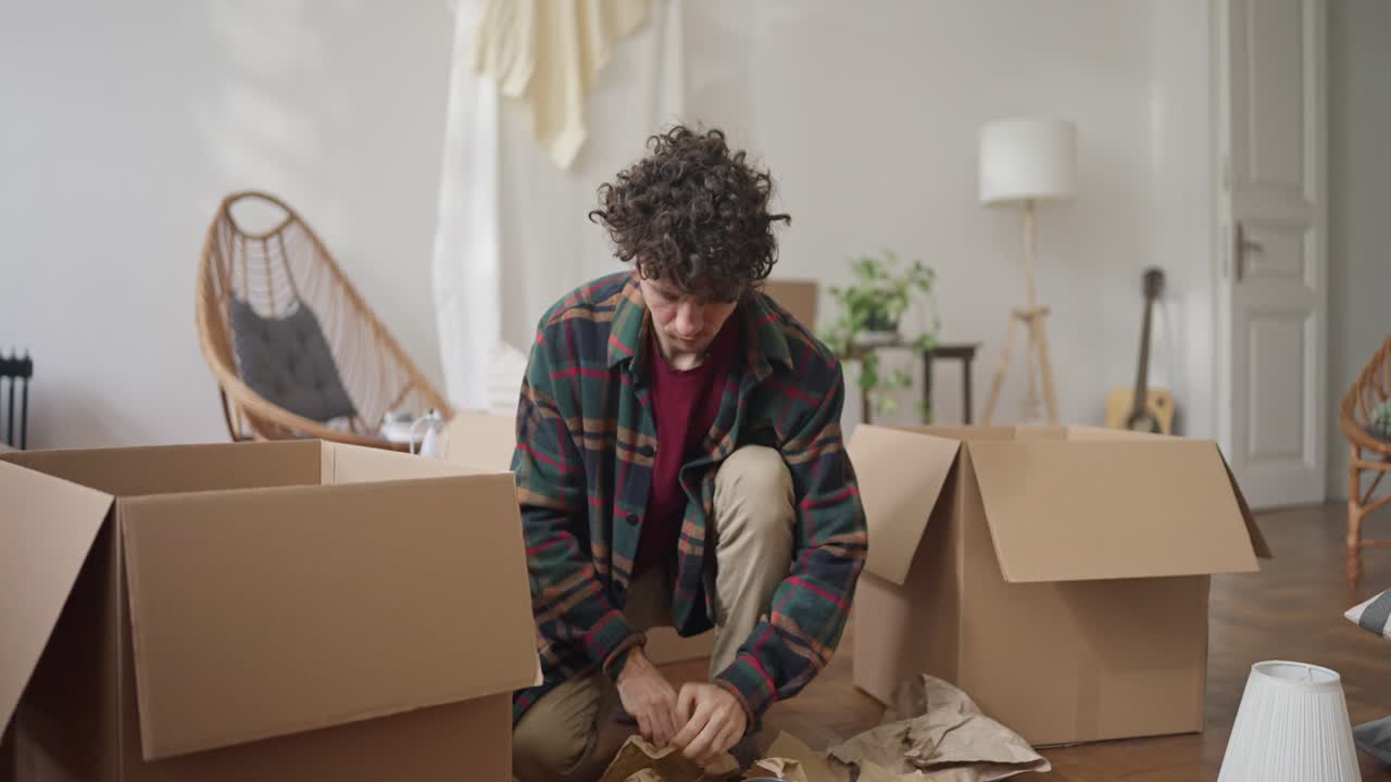 hombre empacando cajas para una mudanza