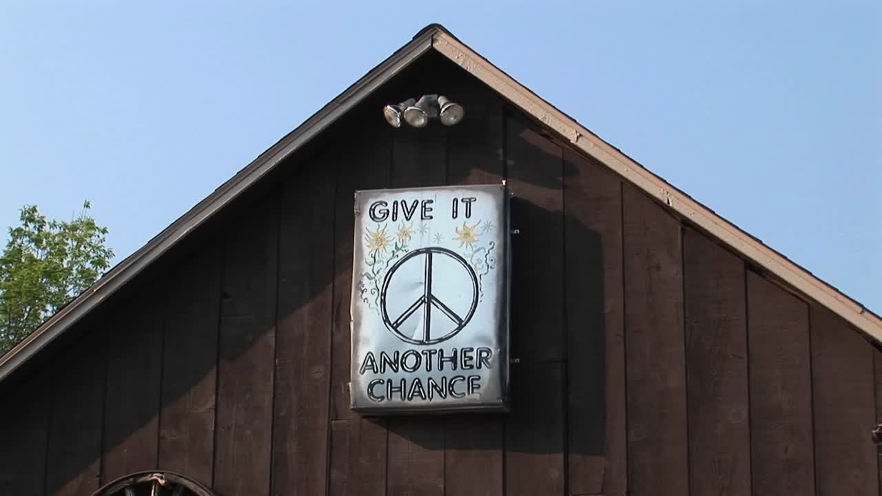 우드스탁 뉴욕 2의 평화 표시가 있는 갈색 헛간