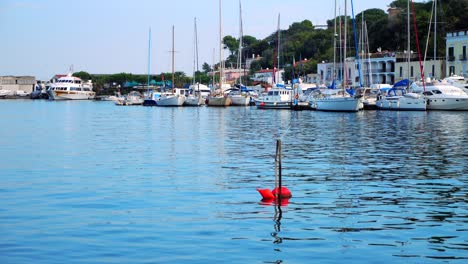 Puerto-De-Ischia,-Hermosos-Yates-Y-Agua-Azul