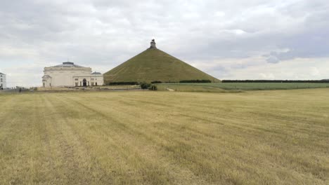 Antenne-Des-Löwenhügels-Rund-Um-Ackerland-Und-Neben-Dem-Museum-Of-Waterloo