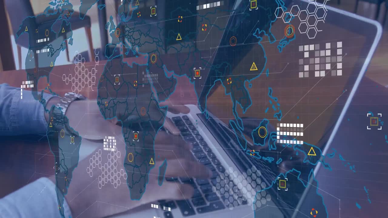 animación del mapa del mundo sobre las manos de un hombre caucásico usando una computadora portátil con espacio para copiar