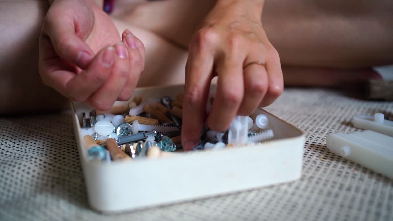 mujer de cultivo con accesorios de muebles en casa