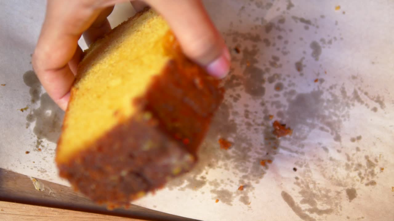 레몬 케이크 한 조각을 들고 있는 손