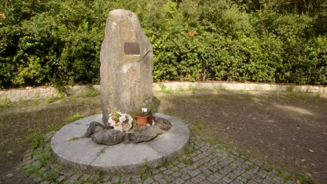 Piedra-Conmemorativa-De-Los-Trabajadores-Que-Murieron-En-La-Construcción-Del-Depósito-De-Agua-De-Carsington.