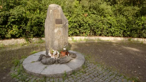 piedra conmemorativa a los trabajadores que murieron construyendo el depósito de agua de carsington