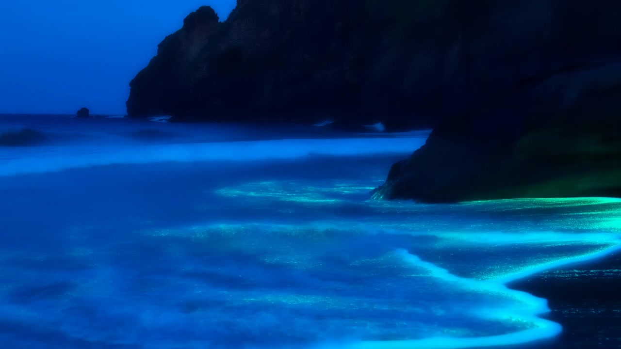 Olas bioluminiscentes cian rompen contra una roca oscura, enviando espuma luminosa, reflejos húmedos y bandas de luz fluidas a lo largo de la orilla en una escena costera nocturna y melancólica, con detalles de océano, mar, acantilado y costa.