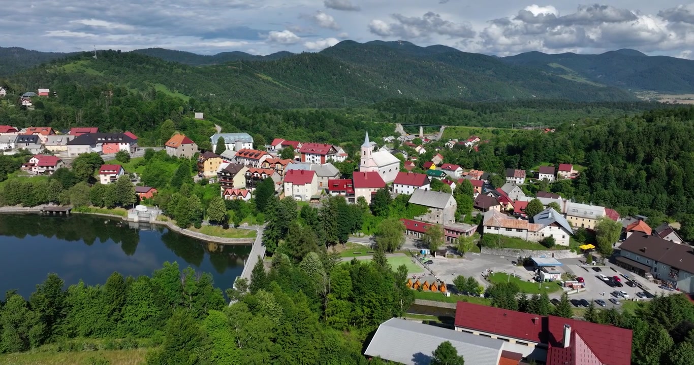 Luftaufnahme, die Fuzine, Kroatien, von links einfängt, ein charmantes Dorf, umgeben von grünen Hügeln, Wald und ruhigen Seen