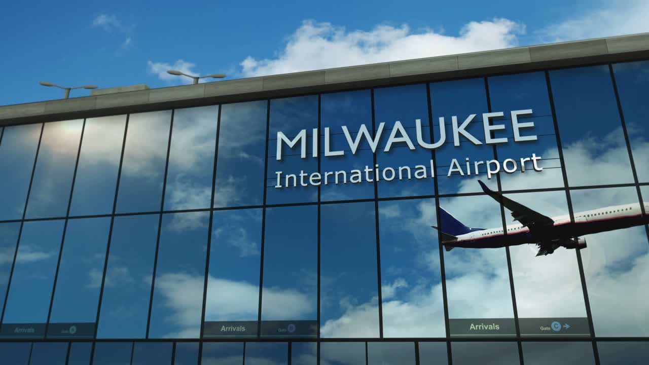미국 위스콘신 주 밀워키 공항에 착륙하는 비행기가 터미널에 반사됩니다.