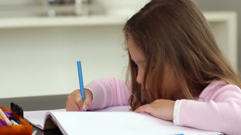 Little-girl-drawing-at-the-kitchen-table