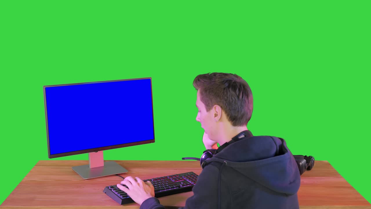 게이머 또는 해커가 녹색 화면, 크로마 키에서 전화 통화에 응답합니다.