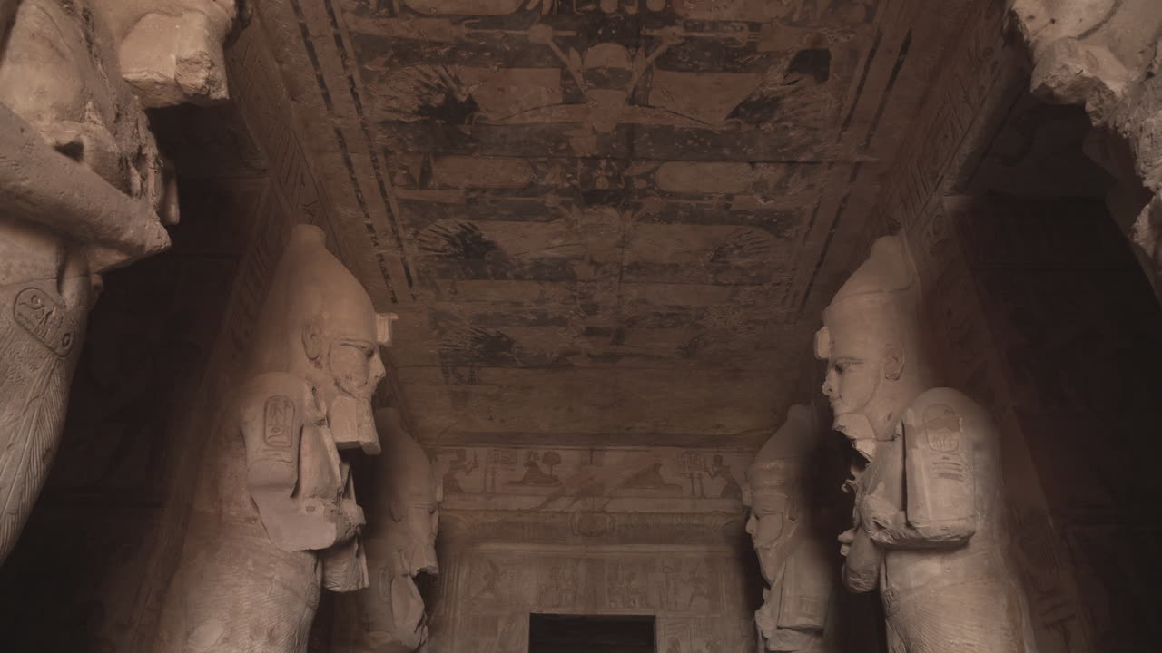 la entrada del templo de abu simbel con las estatuas de osiris