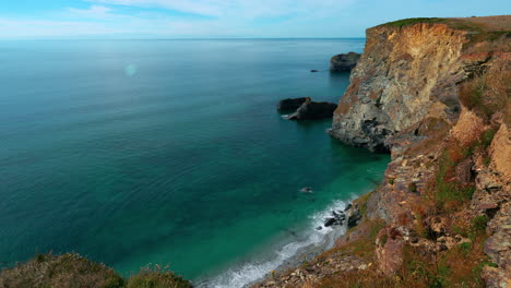 Bucle-De-Video-Continuo-De-Cinemagraph-De-Una-Playa-Junto-Al-Mar-En-Un-Acantilado-Cerca-De-St-Ives-En-Cornwall,-Inglaterra,-Reino-Unido