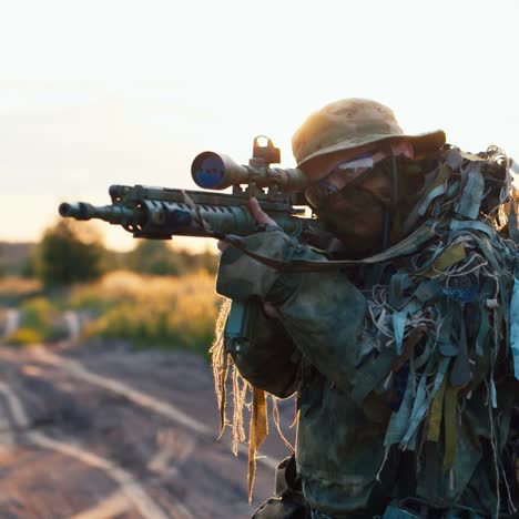 soldado dispara un rifle 1