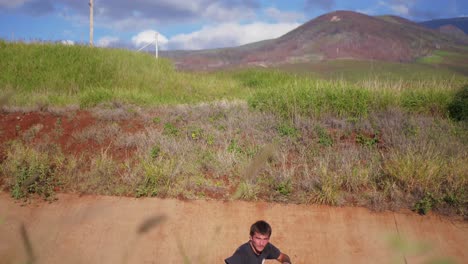 Patinador-Sube-Por-Una-Zanja-Con-Montañas-Al-Fondo