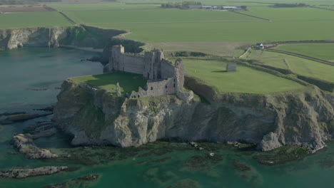 Una-Vista-Aérea-Del-Interior-De-La-Ruina-Del-Castillo-De-Tantallon-En-Un-Día-Soleado,-East-Lothian,-Escocia