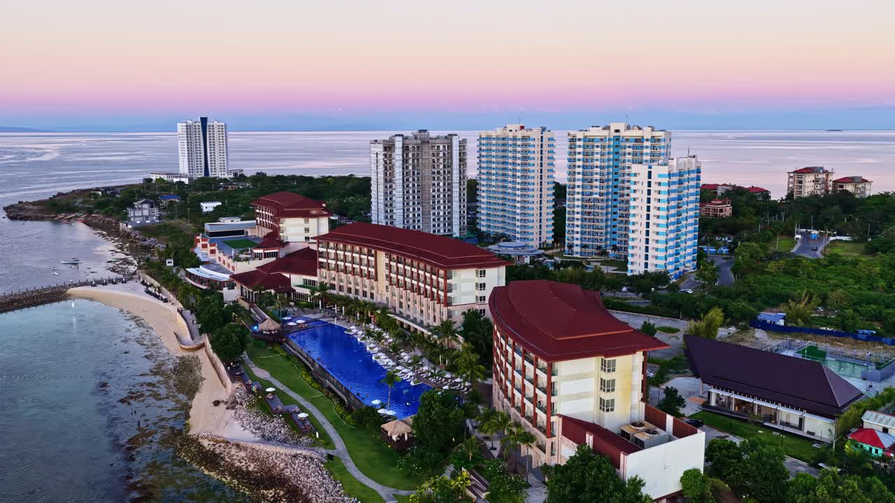 Vista a volo d'uccello dell'isola di Mactan con il lussuoso resort di Cebu nelle Filippine.